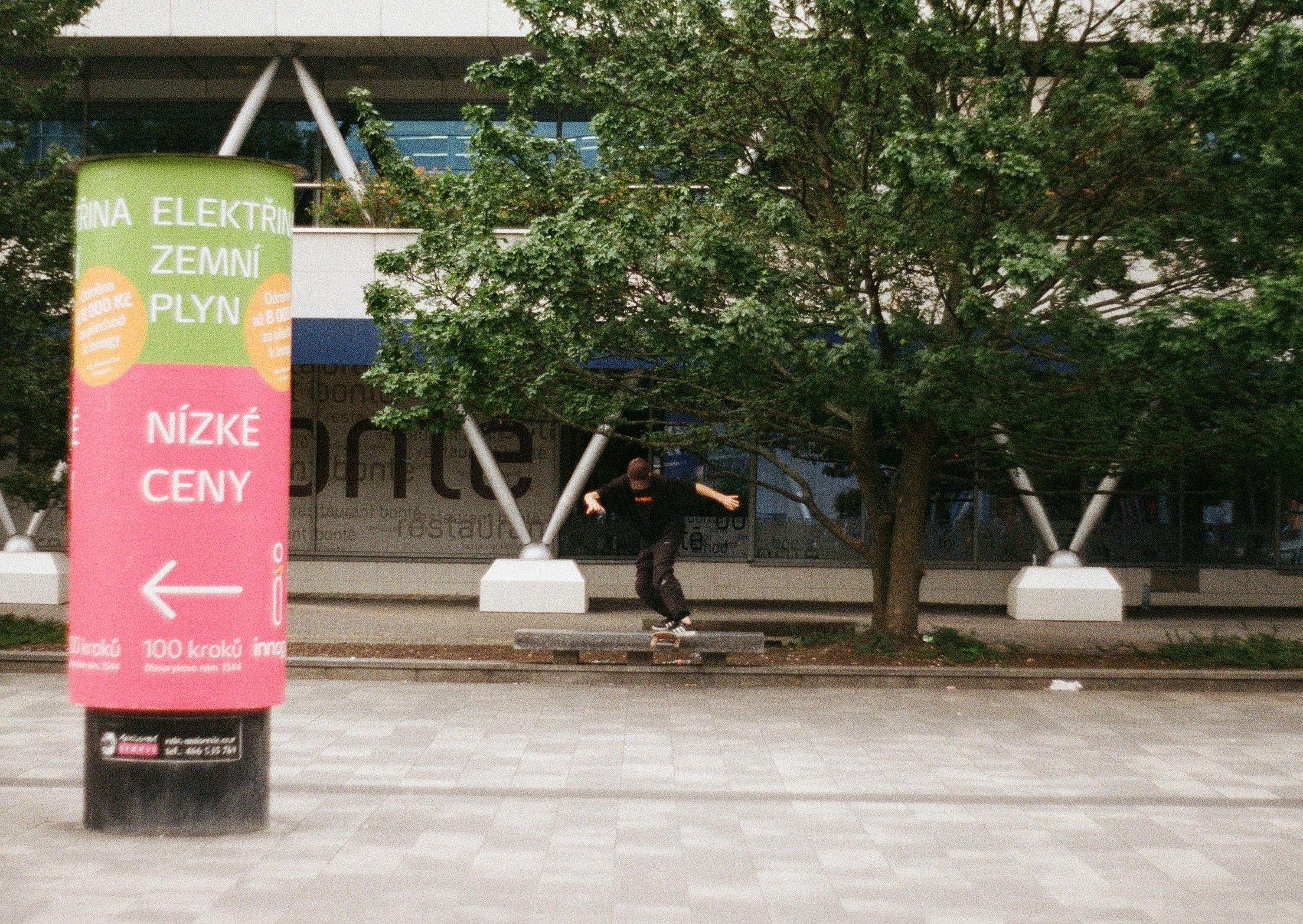 Lee Back - Kickflip bs tailslide out